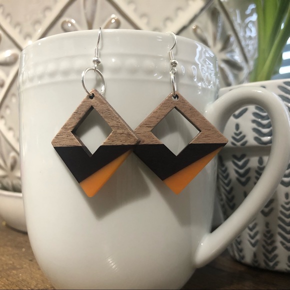 Square wood and resin earrings - Picture 2 of 6